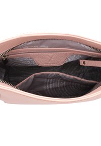 Interno di una borsa a tracolla in pelle rosa chiaro con tasca con zip e fodera decorata. Presenta una texture liscia e una forma strutturata.