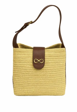 Borsa beige intrecciata con tracolla in pelle marrone e pattina, chiusa da una fibbia in metallo dorato a forma di infinito.