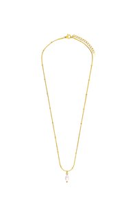 Collier en chaîne dorée au design de perles allongées, présentant un pendentif en perle blanche unique et un fermoir rond avec une extension réglable.