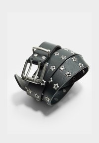 Schwarzer Ledergürtel mit silbernen sternförmigen Nieten und einer Metallschnalle, mit glatter Textur und mehreren verstellbaren Löchern.