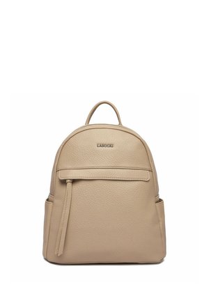 Beżowy plecak z teksturowanej skóry z górnym uchwytem, przednią kieszenią na zamek, bocznymi kieszeniami oraz nazwą marki "LASOCKI" na górnej przedniej części.