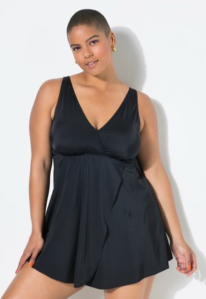 Robe de bain noire, décolleté en V, fabriquée en tissu lisse. Présente un corsage ajusté et une jupe évasée, avec un design enroulé et une texture subtile.