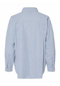 Camicia a maniche lunghe a righe blu chiaro, con colletto, polsini abbottonati e un taglio morbido. Il tessuto sembra liscio e traspirante.