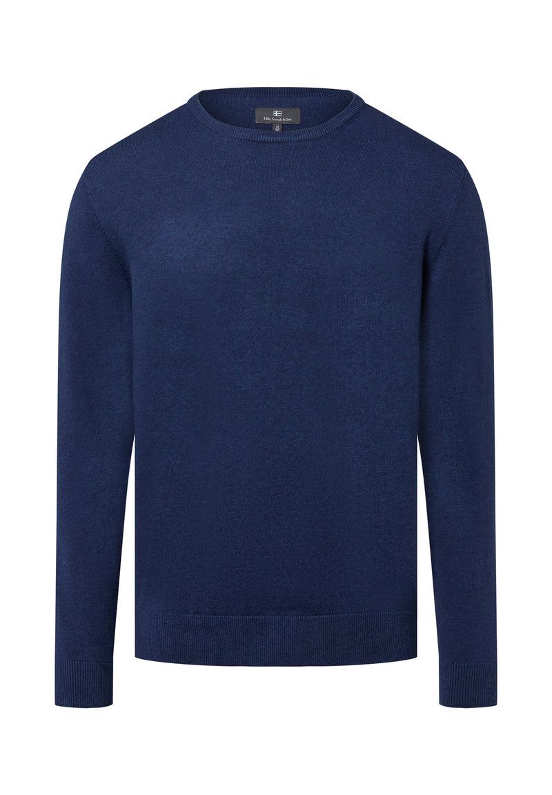 Mannen navy blauwe crew neck lange mouw trui met geribbelde manchetten en onderkant, weergegeven op een witte achtergrond.