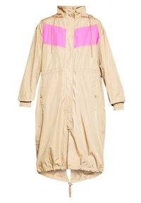 Beige pitkä parka, jossa on vaaleanpunaiset rintapaneelit, huppu kiristysnauhoilla, edessä vetoketju, napilliset taskut, elastiset hihansuut ja säädettävä helman naru.