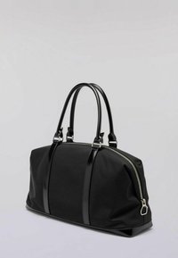 Černá taška z umělé kůže s dvojitými držadly, vybavená zipem a lesklými detaily, s hladkým, strukturovaným designem.