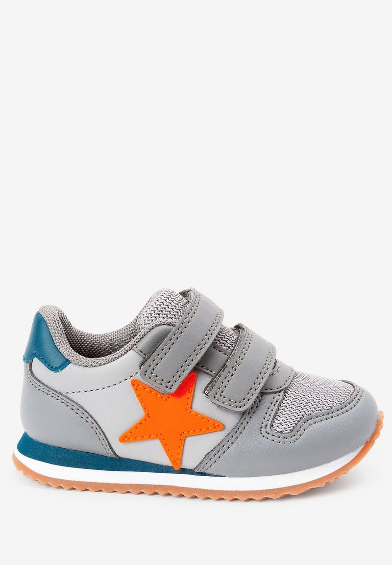 Baskets grises avec détail étoile orange, tige en mesh, double bandes Velcro, accents bleus et semelle extérieure en gomme. Convient pour un usage décontracté.