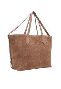 Sac fourre-tout en daim marron clair avec un motif de logo embossé, doubleanse plates et une fermeture à glissière. Texture lisse avec une forme structurée.