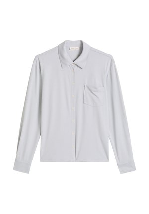 Jasnoszara koszula z długim rękawem wykonana z gładkiej tkaniny, z kołnierzem, zapinana na guziki z przodu oraz z jedną kieszenią na piersi.