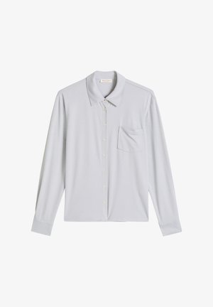 Jasnoszara koszula z długim rękawem wykonana z gładkiej tkaniny, z kołnierzem, zapinana na guziki z przodu oraz z jedną kieszenią na piersi.
