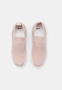Világos rózsaszín slip-on sportcipők textúrázott kötött felsőrésszel és fehér talppal. Seamless dizájnjával és elasztikus gallérjával könnyen felhúzható.