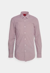 Punavalkoinen pitkähihainen paita, jossa on toistuva bränditekstimallinne, peruskaulus ja napillinen edusta.