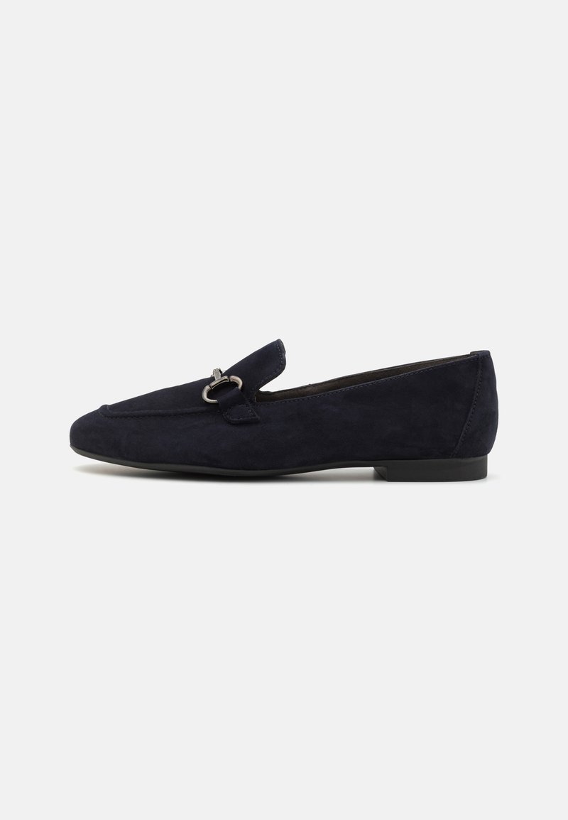 Mocassins de camurça azul-marinho com uma silhueta esbelta, bico arredondado, detalhes de metal decorativos e salto baixo. Textura suave em toda a peça.