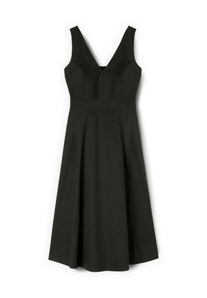 Ærmeløs sort midi-kjole med brede stropper, V-halsudskæring, tætsiddende talje og A-formet skørt, vist på hvid baggrund.