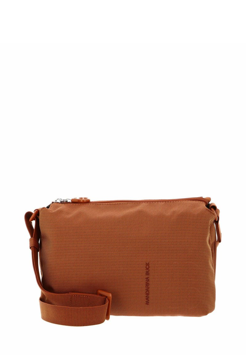 Sac bandoulière en tissu orange avec une surface texturée, fermeture éclair et bandoulière amovible. Présente un détail de logo subtil sur le devant.