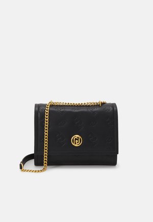 Sac à main en cuir noir avec un motif embossé, quincaillerie dorée et une bandoulière en chaîne. Présente un emblème de logo sur le devant et un design à rabat.