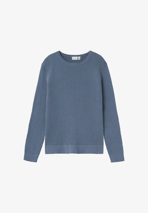 Niebieski sweter o fakturze z okrągłym dekoltem, długimi rękawami i prążkowanymi mankietami. Wzór w wafelkowe sploty na całej powierzchni, z jednolitą prążkowaną dolną krawędzią.