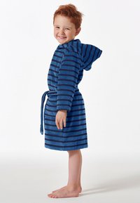 Modrý pruhovaný kapucí župan vyrobený z měkké froté tkaniny, s kravata na pásu a krátkými rukávy. Nosí ho dítě, které stojí naboso.