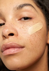 bareMinerals ORIGINAL PURE SERUM RADIANT NATURAL LIQUID FOUNDATION MINERAL SP - Base de maquillaje - light warm 2