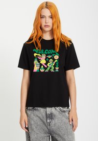 Zwarte katoenen t-shirt met kleurrijke grafische print van gestileerde figuren en bloemen. Korte mouwen, loose fit, ronde halslijn.