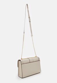Borsa a tracolla in pelle beige con catena dorata, forma rettangolare, frontale piatto e bordi in contrasto marrone.