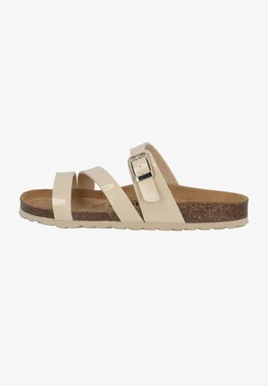 Beige patentlæder slide sandal med to brede stropper, en sidebuckle og en korksål, med en tekstureret gummisål.