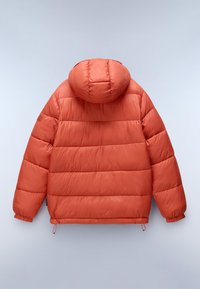 Oranje pufferjack, met capuchon, voorzien van een horizontaal gequilt ontwerp, elastische manchetten en een verstelbare zoom. Glad textuur met een lichte uitstraling.