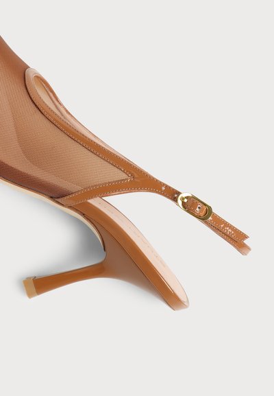 Chaussure à talon haut slingback en cuir verni marron avec côtés en maille et boucle dorée sur la bride.
