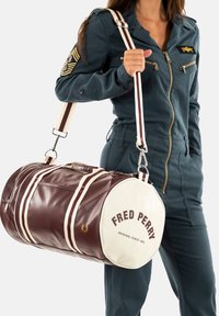Fred Perry Weekendbag - rouge