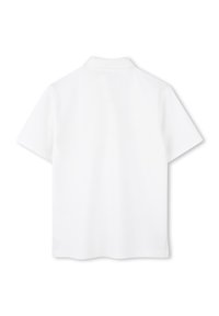 Polo shirt blanc à manches courtes avec un col plat, fabriqué en un mélange de coton lisse, présentant une coupe classique et sans logos ni motifs visibles.