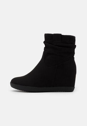 WINTER BOOT - Členkové čižmy s klinovým opätkom - black