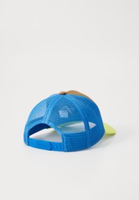 Blå mesh-kasket med en brun stof front og en lys grøn skygge. Har justerbar snapback lukning for tilpasning.