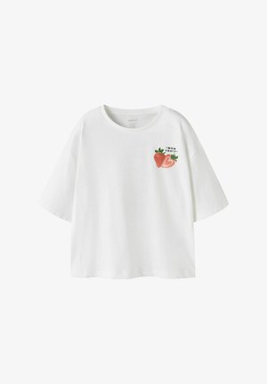 Biała koszulka z krótkim rękawem i okrągłym dekoltem, z dwoma truskawkami i napisem "MOM FRUIT" na górnej lewej części klatki piersiowej.