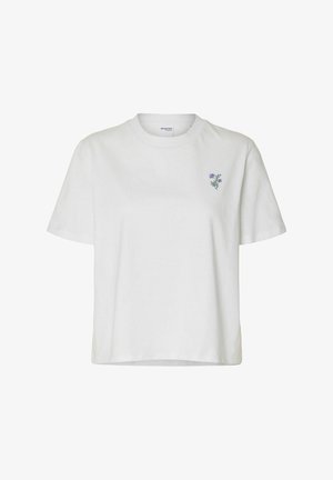 Bílý bavlněný tričko s kulatým výstřihem, krátkými rukávy a malou fialovou květinovou výšivkou na levé straně hrudi. Volný střih, hladká textura.