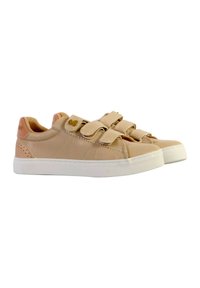 Zapatillas beige hechas de material sintético suave, con tres correas de Velcro, suela de goma blanca y detalles perforados en los laterales.