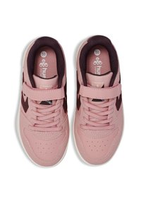 Jasnoróżowe sneakersy z gładkiej skóry, ciemnoróżowe akcenty, perforacje na czubku oraz zapięcie na rzep.