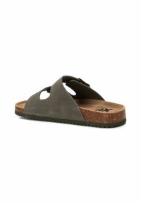 Infradito in suede grigio con due sezioni a taglio, footbed in sughero marrone e suola in gomma testurizzata. Cinturino regolabile per migliorare la vestibilità.