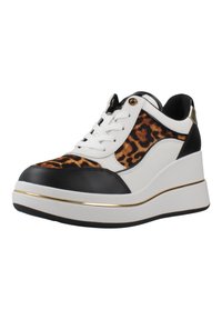 Baskets compensées en noir et blanc avec une tige imprimée léopard, dotées d'accents dorés, de cuir lisse et de tissu texturé.