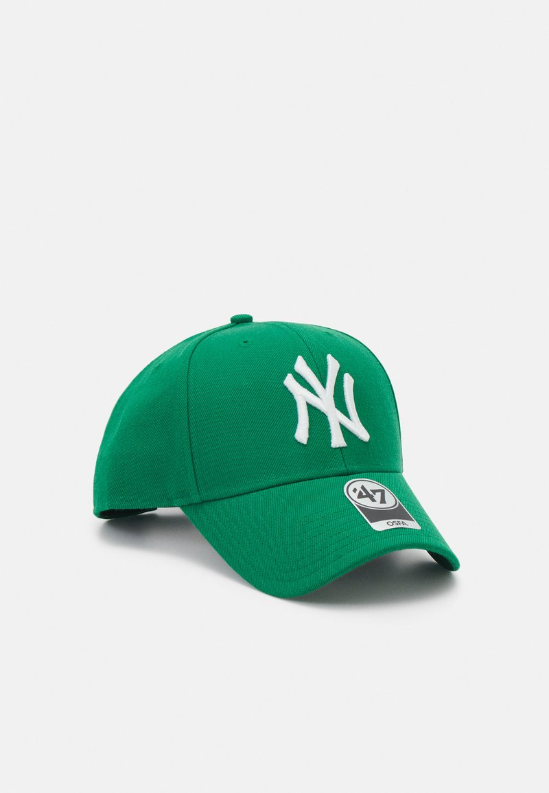 Grøn baseballhætte lavet af stof, med et hvidt 'NY' logo på forsiden, en buet skygge og et justerbart spænde bagpå.