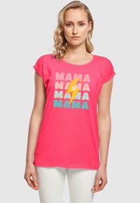Lyserød bomulds T-shirt med korte ærmer, der har teksten "MAMA" i en stiliseret skrifttype og et lyngrafik i gule og blå nuancer.