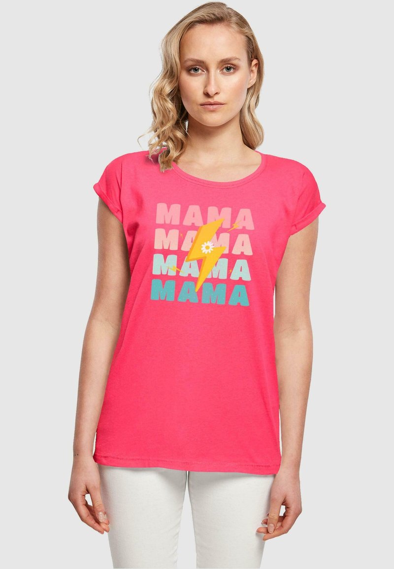 Lyserød bomulds T-shirt med korte ærmer, der har teksten "MAMA" i en stiliseret skrifttype og et lyngrafik i gule og blå nuancer.