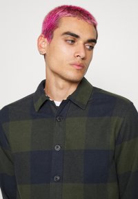 Only & Sons ONSLAIN LIFE CHECK HOODIE - Casaco de verão - peat