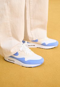 Nike Sportswear AIR MAX - Tenisice - white royal pulse phantom black