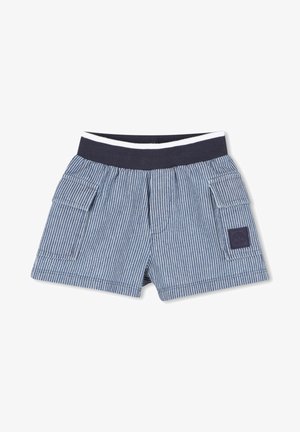 Gestreepte blauwe korte broek met een elastische tailleband en witte accenten, voorzien van twee zijzakken en een logopatch op het linkerbeen.