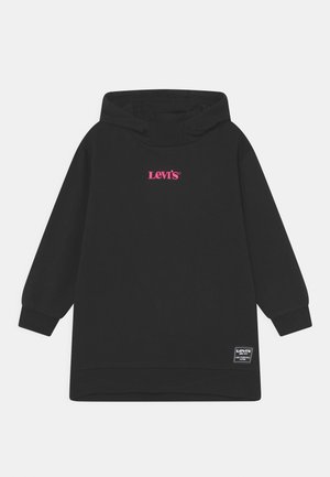 Schwarzer Kapuzenpullover mit gesticktem, pinkfarbenem Logo auf der Brust und einem quadratischen Levi's-Patch an der Unterseite.