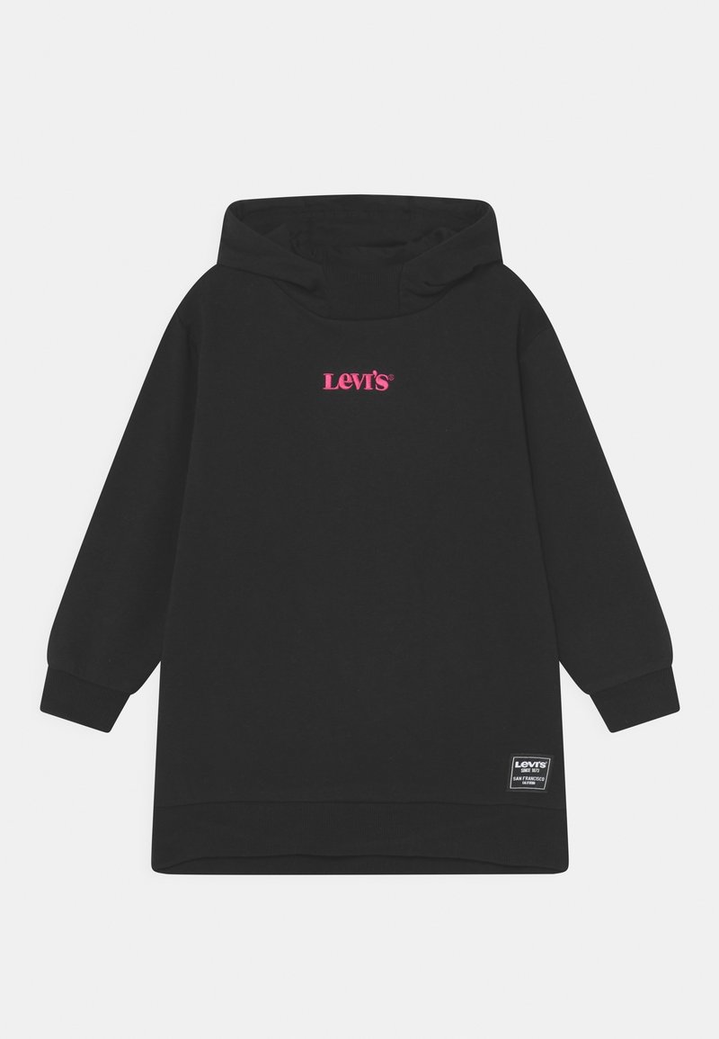 Černá mikina s kapucí, s růžovým vyšitým logem na hrudi a čtvercovou nášivkou Levi’s na spodní straně.