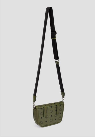 Borsa a tracolla sintetica verde con motivo logo nero, tracolla regolabile, chiusura a patta anteriore e dettagli in metallo.
