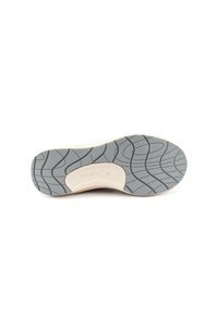 Suola di scarpa con un fondo in gomma grigia texturizzata, caratterizzata da motivi di battistrada ondulati e un bordo bianco. Marcata con "FRAU X" sulla parte inferiore.