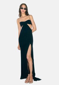 Vestido maxi negro con corte, tirantes finos, un corsé ajustado y una alta abertura lateral. Tela suave y lisa, diseño hasta el suelo.