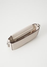 Krämfärgad läderkuvertväska med en texturerad yta. Öppen topp som avslöjar ett beige innerfack och en kortficka. Silverfärgade detaljer.